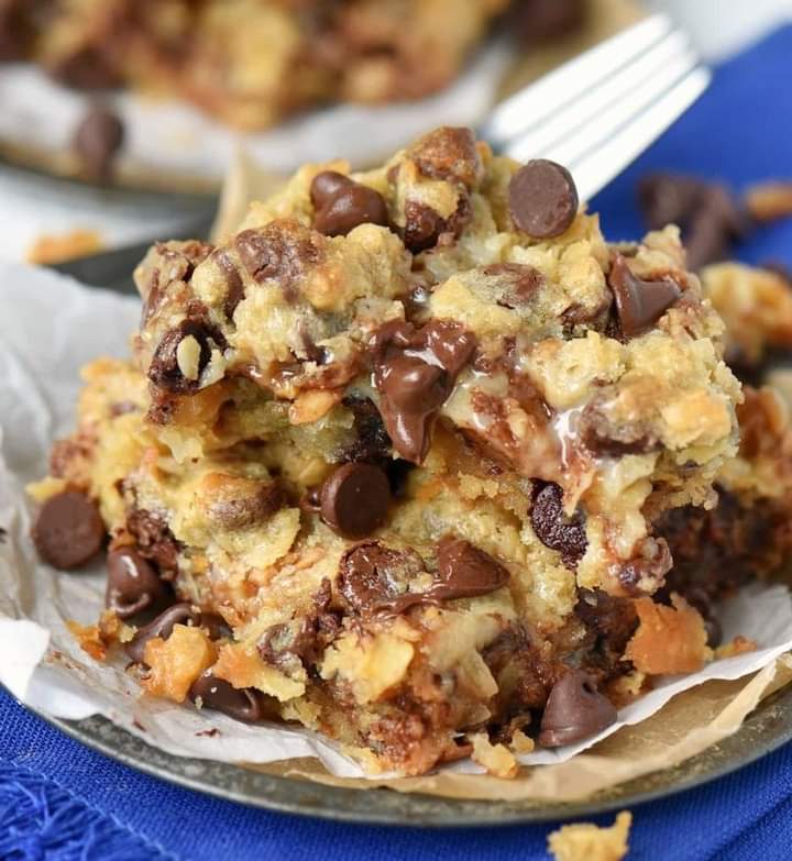 COCONUT TOFFEE CHOCOLATE CHIP COOKIE BARS