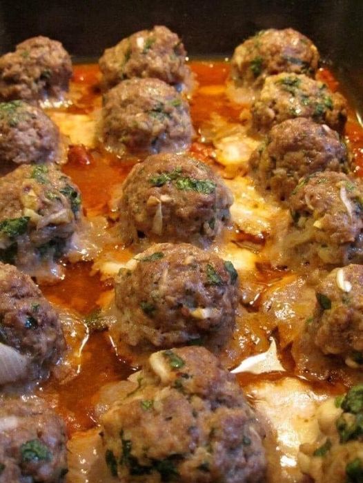 Meatballs stuffed with baked mozzarella