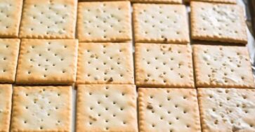Mom lines up Saltine crackers on tray, makes her famous Christmas ‘crack’ in no time